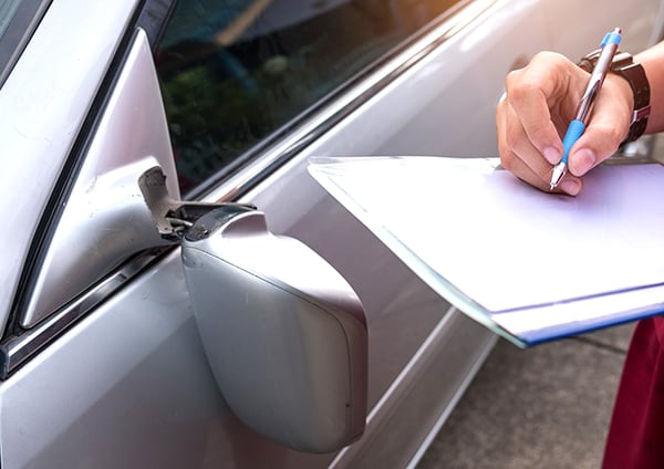 insurance-officer-checking-car-accident-car-P5AMTD5