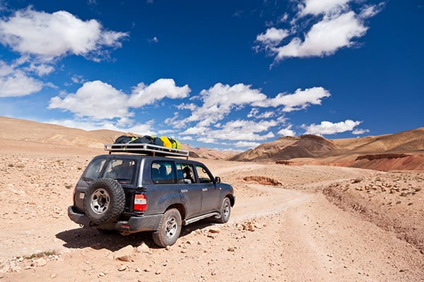 offroad-car-in-the-desert-PPUXKR3